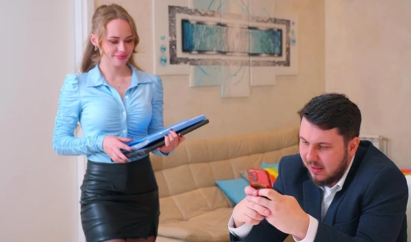 Как секретарша блондинка не очень хороша, но как любовнице - ровных ей нету!