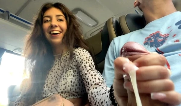 Русская красотка Катя дрочит парню член на публике и заставляет его обильно кончать!