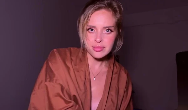 Моя мачеха подсматривает за мной когда я в душе, а вечером лезет ко мне в кровать и на мой член!