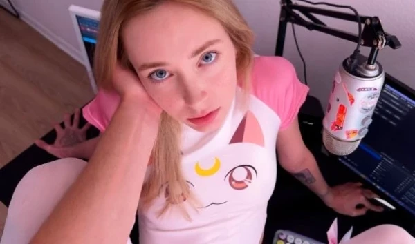 Утром сестра подсела на просмотр порно, а потом на мой твердый член!