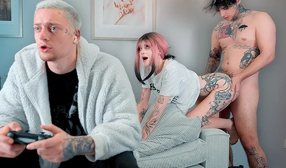 Пока друг дрочит на приставку, я жарю его девчонку — помощь ближнему в самом вкусном виде