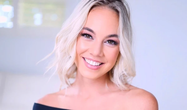 Блондинка-модель сосёт пенис и наслаждается сексом на порно кастинге и целый ротик спермы!