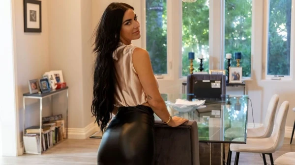 Горячая брюнетка с длинными ножками и волосами празднует сделку — секс в попу в пустом особняке! (Порно с русским переводом)