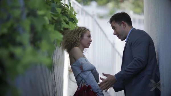 Женатый не смог выпроводить настырную любовницу — трахает дочку шефа в спальне жены, часть1 с русским переводом!