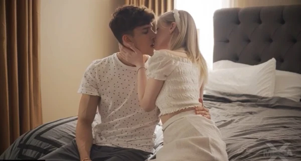 «Я готова, брат!» — поцелуй перерос в инцест: сестра стонет когда брат нежно целует и кончает, когда трахает членом ее киску!