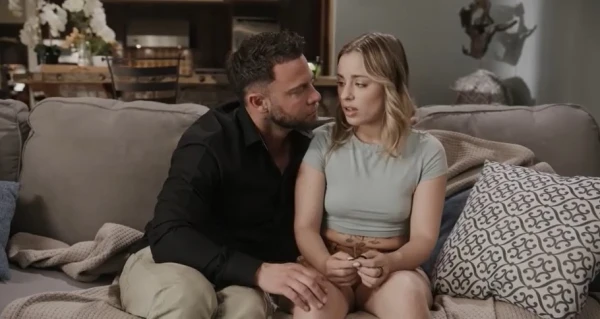 Девушка благодарит донора почки, сосёт член и в киску отдается на диване! (Русский перевод)